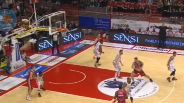 L'Olimpia Milano in campo contro Pistoia