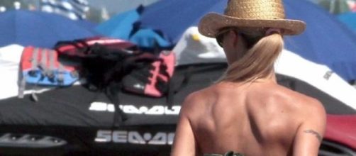 Michelle Hunziker mostra il suo lato B