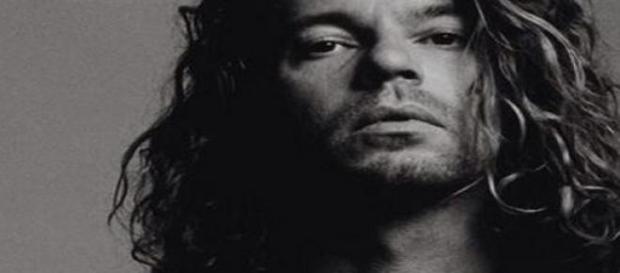 El 18-11-1997 Michael Hutchence apareció ahorcado. El 18-11-1997 Michael Hutchence apareció ahorcado.