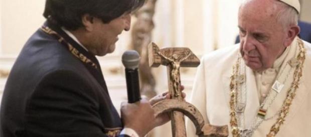 El regalo de Evo Morales al Papa Francisco El regalo de Evo Morales al Papa Francisco