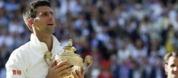 Federer observa de longe celebração de Djokovic Federer observa de longe celebração de Djokovic