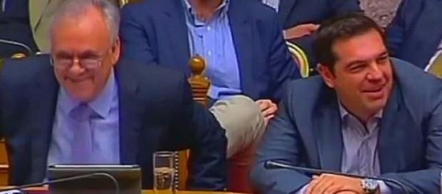 Ironiczne uśmiechy greckiego premiera i ministrów Ironiczne uśmiechy greckiego premiera i ministrów