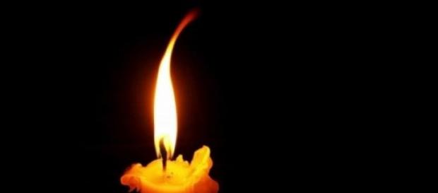 A aprins o lumânare bătrânei pe care o îngrijea A aprins o lumânare bătrânei pe care o îngrijea