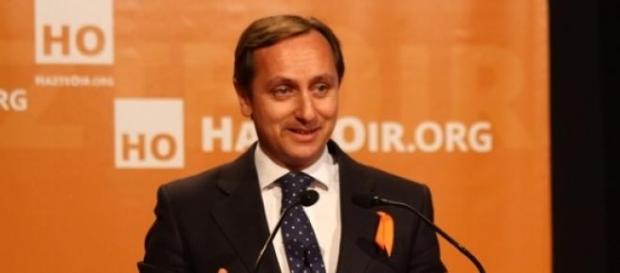Carlos Cuesta recoge un premio de Hazte Oír. Carlos Cuesta recoge un premio de Hazte Oír.