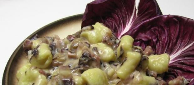 Gnocchi con radicchio e pancetta. Gnocchi con radicchio e pancetta.