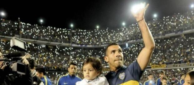 Tevez volvió a su casa ante una multitud Tevez volvió a su casa ante una multitud