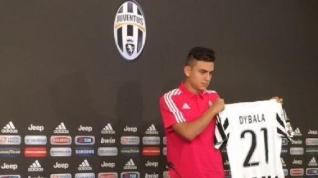 Paulo Dybala mostra la sua nuova maglia numero 21.