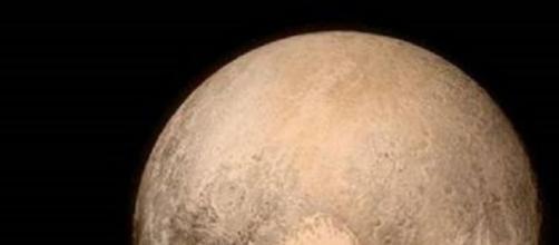 New Horizons vicina a Plutone.