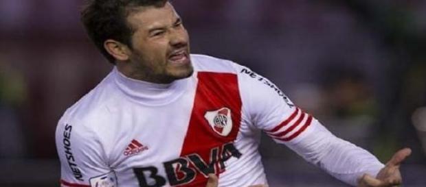 Mora en el festejo del segundo tanto millonario Mora en el festejo del segundo tanto millonario