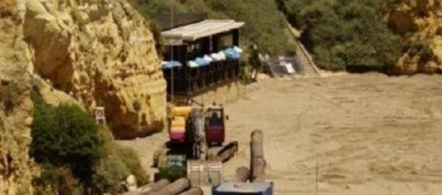 Obras a terminar na Praia Dona Ana Obras a terminar na Praia Dona Ana