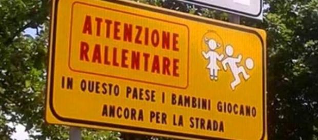 Si pregano gli automobilisti di rallentare Si pregano gli automobilisti di rallentare