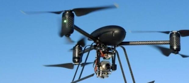Un modelo de dron con cámara incluida Un modelo de dron con cámara incluida