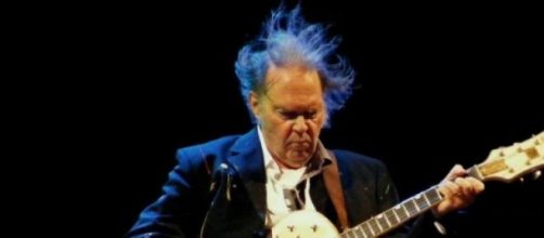 Neil Young ritira dischi da Spotify e Apple Music