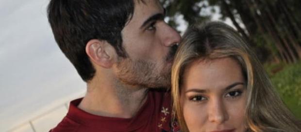 Ex-BBBs anunciam que estão grávidos. Ex-BBBs anunciam que estão grávidos.