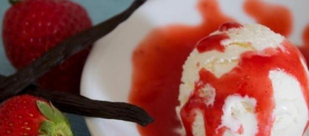 Il gelato allo zenzero con fragole Il gelato allo zenzero con fragole