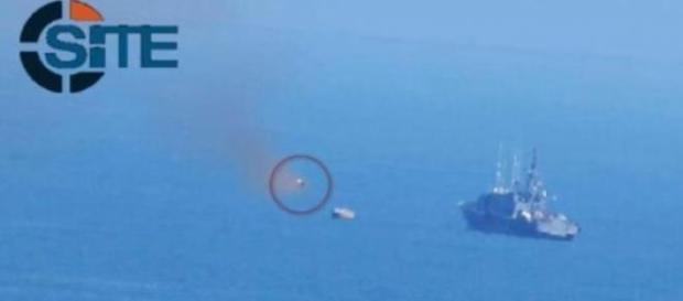 Il missile diretto verso la nave Il missile diretto verso la nave