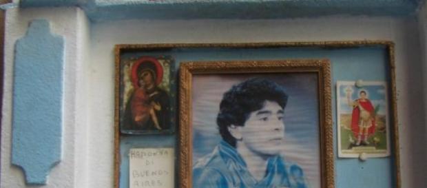 Maradona-Schrein vor Bar Nilo im Herzen Napolis Maradona-Schrein vor Bar Nilo im Herzen Napolis