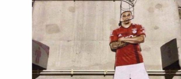 Maxi Pereira foi "enforcado" pelos benfiquistas. Maxi Pereira foi "enforcado" pelos benfiquistas.