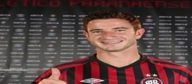 Pereirinha apresentado no Atlético Paranaense Pereirinha apresentado no Atlético Paranaense
