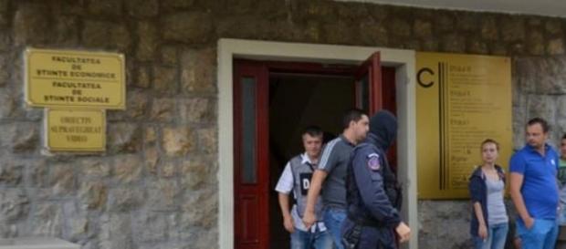 Prodecanul Florin Franţ în compania mascaţilor Prodecanul Florin Franţ în compania mascaţilor