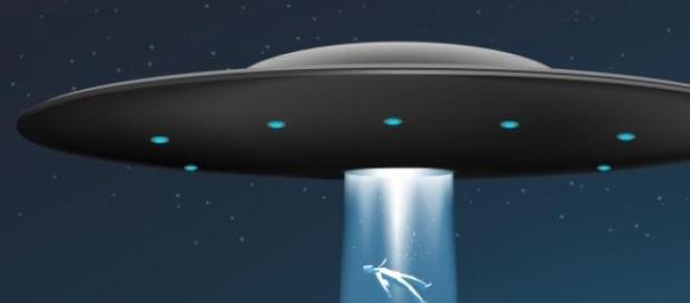 Sopra ricostruzione di fantasia di un UFO rapitore Sopra ricostruzione di fantasia di un UFO rapitore