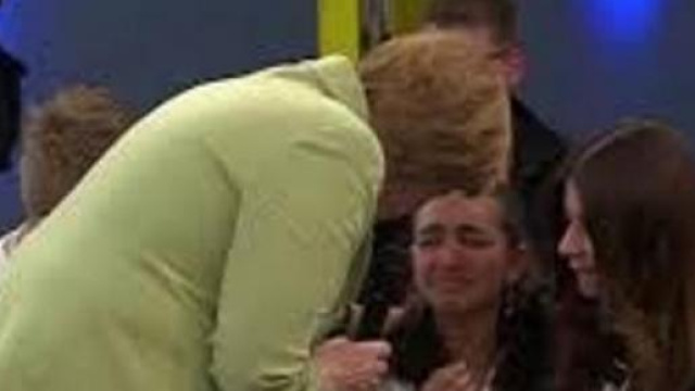 Angela Merkel e il pianto di uno ragazzina