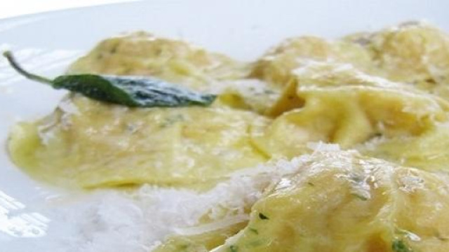Ravioli di pasta, ripieni di formaggio 