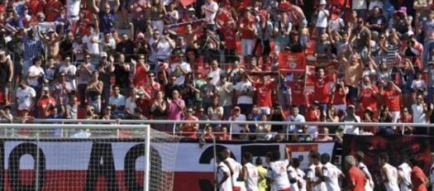 Bancada do Centro de Estágio do Benfica lotada. Bancada do Centro de Estágio do Benfica lotada.