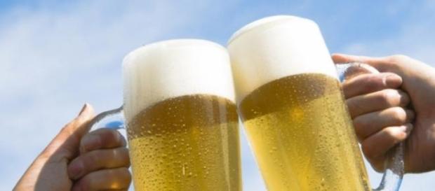 La cerveza se fabrica con malta, lúpulo y cebada La cerveza se fabrica con malta, lúpulo y cebada