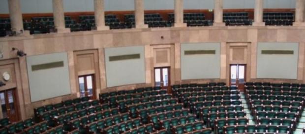 Fotele sejmowe czekają na nowych posłów Fotele sejmowe czekają na nowych posłów