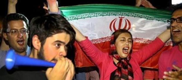 Iranianos comemoram nas ruas do país Iranianos comemoram nas ruas do país