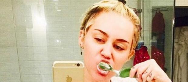 Zickenkrieg bei Miley Cyrus und Taylor Swift Zickenkrieg bei Miley Cyrus und Taylor Swift