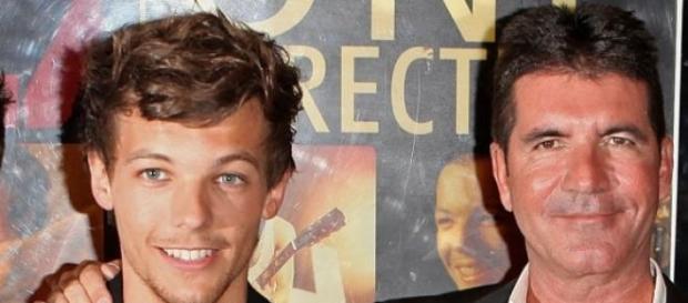 Louis Tomlinson, dos One Direction, e Simon Cowell Louis Tomlinson, dos One Direction, e Simon Cowell
