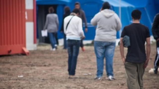 All'ex scuola erano destinati 19 migranti.