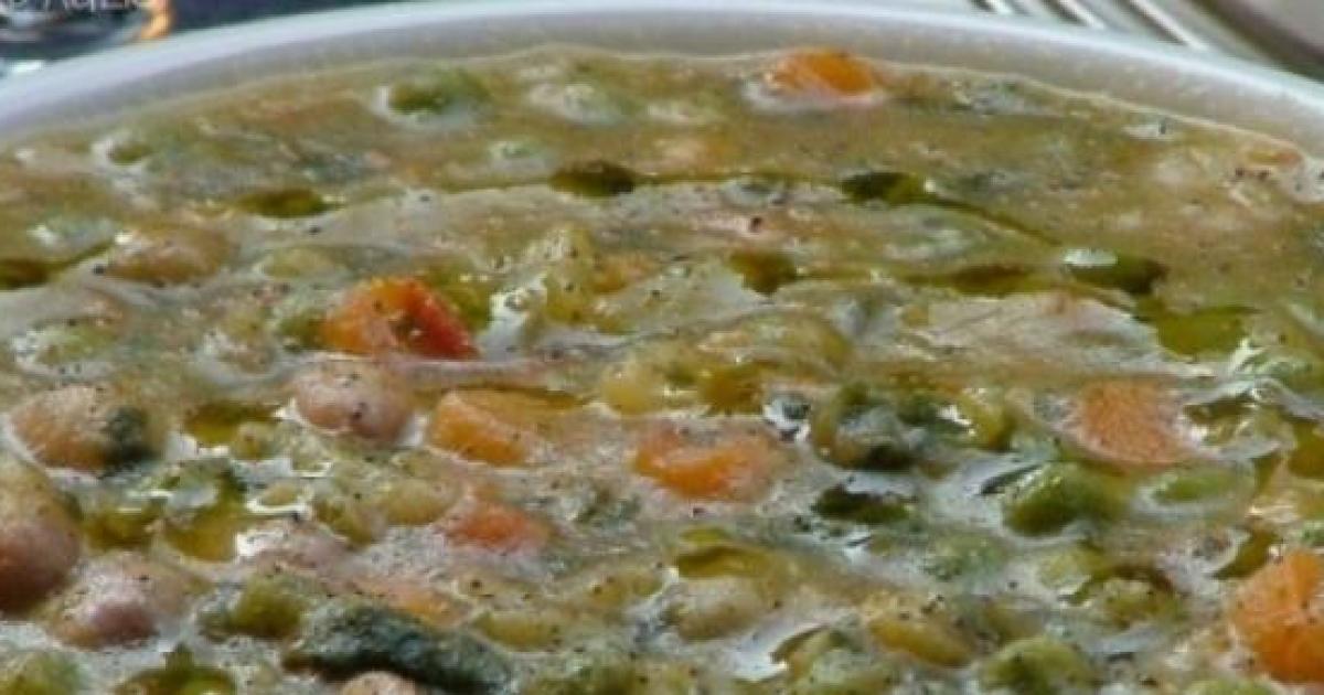 La minestra vegetariana con verdure e semolino