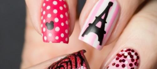 Nails art: deco parisina.