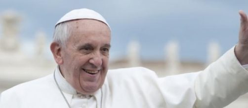 Papa Francesco saluta i fedeli