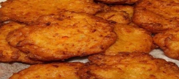 Frittelle di caprino con salsa di peperone. Frittelle di caprino con salsa di peperone.
