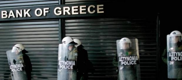 Le banche greche presidiate dalla Polizia Le banche greche presidiate dalla Polizia