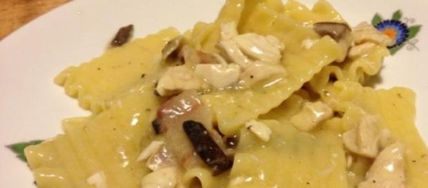 Maltagliati con salmone, funghi e piselli. Maltagliati con salmone, funghi e piselli.