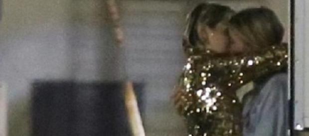 Miley y la modelo de Victoria's Secret enamoradas. Miley y la modelo de Victoria's Secret enamoradas.