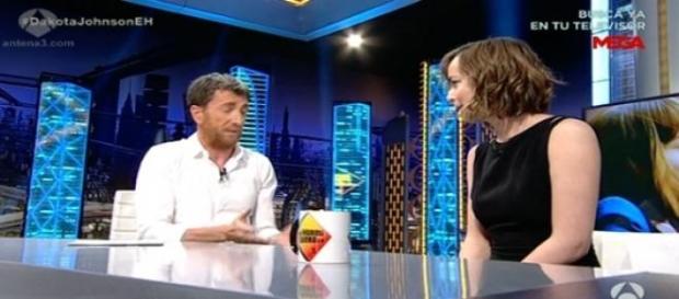 Pablo Motos intenta entrevistar a Dakota Johnson Pablo Motos intenta entrevistar a Dakota Johnson