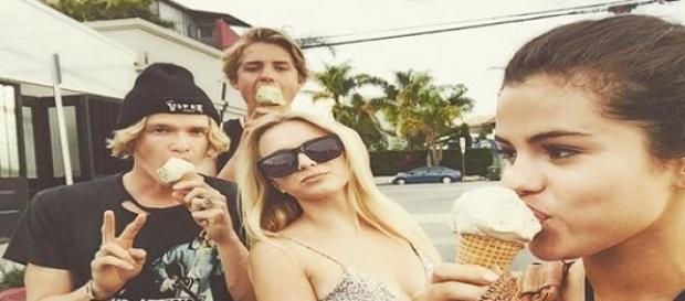Was läuft zwischen Selena Gomez und Cody Simpson? Was läuft zwischen Selena Gomez und Cody Simpson?