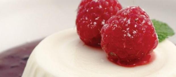 Budino di limone con salsa ai frutti di bosco Budino di limone con salsa ai frutti di bosco