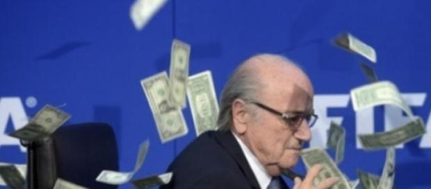 contestatore getta soldi in faccia a Blatter contestatore getta soldi in faccia a Blatter