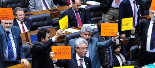 Deputados se manifestam contra a PEC na Câmara Deputados se manifestam contra a PEC na Câmara