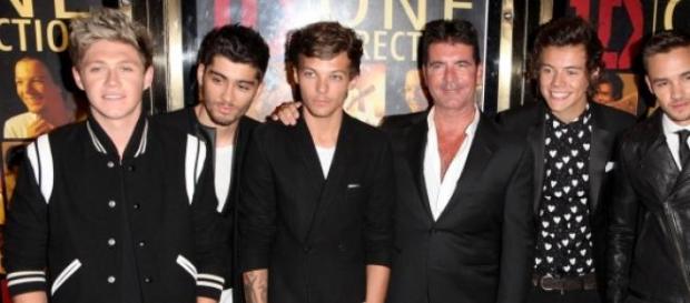Simon Cowell é o empresário dos One Direction. Simon Cowell é o empresário dos One Direction.