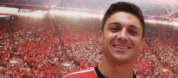 Siqueira vai ser "dragão" na próxima época. Siqueira vai ser "dragão" na próxima época.