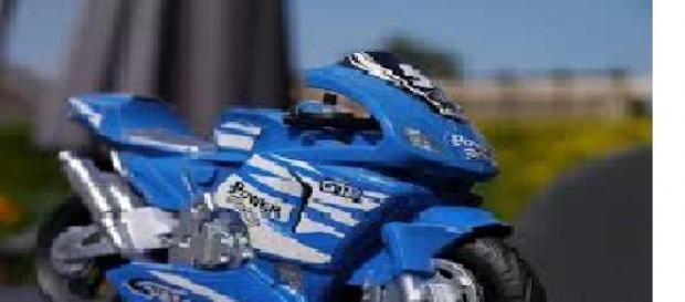 Un niño y una mini moto causan controversia Un niño y una mini moto causan controversia