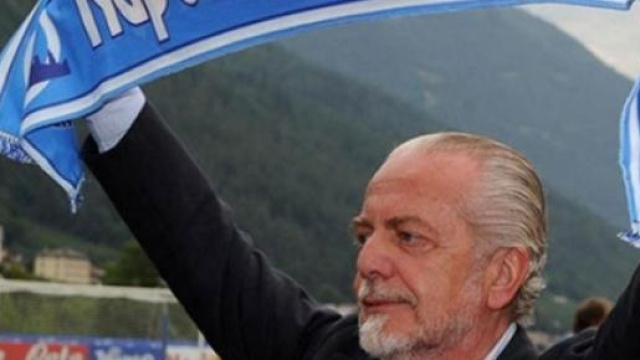 Aurelio De Laurentiis con la sciarpa del Napoli